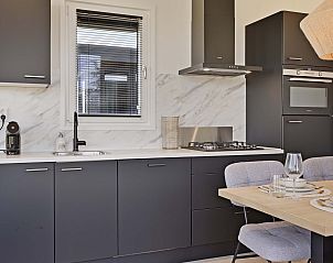 Moderne keuken in Riviera vakantieaccommodatie Lexmond, Utrecht met stijlvolle inrichting.