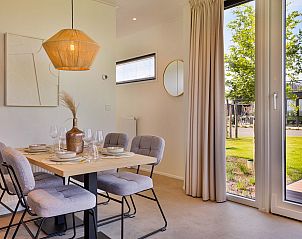 Eetkamer in Riviera vakantiehuis Lexmond, Utrecht met uitzicht op terras.