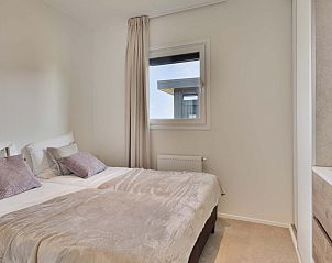 Comfortabele slaapkamer in Riviera vakantieaccommodatie Lexmond, Utrecht met natuurlijk licht.