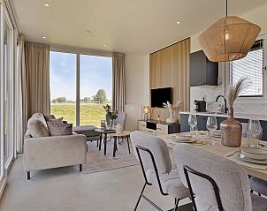 Moderne woonkamer in Riviera vakantieaccommodatie Lexmond, Utrecht met grote ramen.