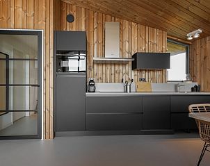 Moderne keuken in Vakantiehuisje in Wissenkerke, Noord-Beveland, Zeeland met strakke lijnen.