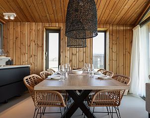 Eettafel in Vakantiehuisje in Wissenkerke, Noord-Beveland, Zeeland met uitzicht op het landschap.