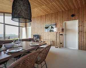 Eetruimte in Vakantiehuisje in Wissenkerke, Noord-Beveland, Zeeland met gezellige sfeer.