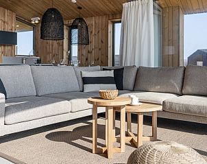 Gezellige zithoek in Vakantiehuisje in Wissenkerke, Noord-Beveland, Zeeland met comfortabele bank.