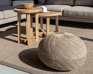 Stijlvolle salontafel in Vakantiehuisje in Wissenkerke, Noord-Beveland, Zeeland met natuurlijk licht.