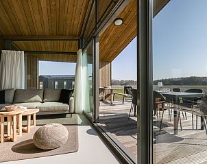 Zithoek en terras in Vakantiehuisje in Wissenkerke, Noord-Beveland, Zeeland met uitzicht op de natuur.