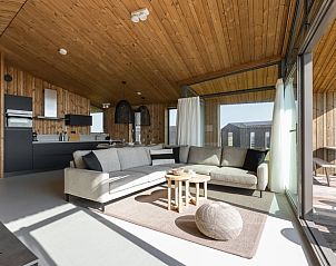 Ruime woonkamer in Vakantiehuisje in Wissenkerke, Noord-Beveland, Zeeland met open keuken.