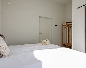 Slaapkamer in Vakantiehuisje in Wissenkerke, Noord-Beveland, Zeeland met comfortabele bedden.