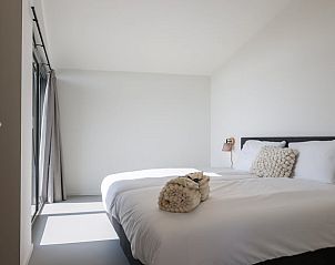 Ruime slaapkamer in Vakantiehuisje in Wissenkerke, Noord-Beveland, Zeeland met veel natuurlijk licht.