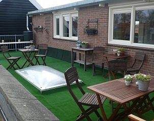 Sonnige Dachterrasse des Inn d'n Eenhoorn in Colijnsplaat, Nord-Beveland, ideal zum Entspannen und Genieen der Umgebung.