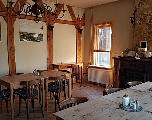 Essbereich im Inn d'n Eenhoorn, Colijnsplaat, Nord-Beveland, mit Holztischen und rustikaler Atmosphre fr eine gemtliche Mahlzeit.