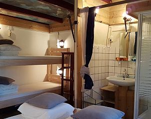 Gerumiges Familienzimmer im Inn d'n Eenhoorn, Colijnsplaat, Noord-Beveland, mit Etagenbetten und moderner Ausstattung.