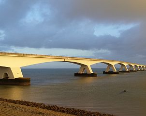 Atemberaubende Aussicht auf die Zeelandbrcke in der Nhe des Inn d'n Eenhoorn, Colijnsplaat, Nord-Beveland, eine ikonische Landschaft in Zeeland.