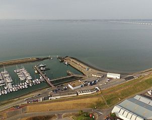 Ansicht des Hafens Colijnsplaat, Nord-Beveland, aus der Luft, nahe Inn d'n Eenhoorn, mit Segelbooten und Meer.