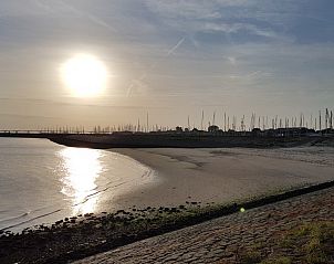 Ruhige Kstenlinie bei Sonnenuntergang in der Nhe des Inn d'n Eenhoorn, Colijnsplaat, Nord-Beveland, ideal fr einen Abendspaziergang.