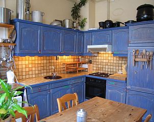 Gemtliche Kche im Inn d'n Eenhoorn, Colijnsplaat, Noord-Beveland, mit blauen Schrnken und Holzoberflchen.