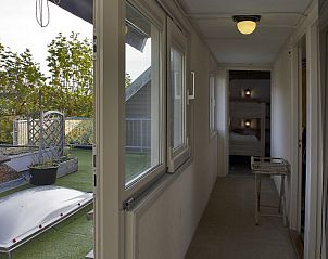 Heller Korridor im Inn d'n Eenhoorn, Colijnsplaat, Noord-Beveland, mit Blick auf die Dachterrasse und Zugang zu den Schlafzimmern.