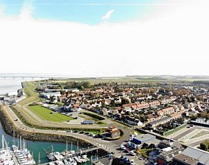 Weite Aussicht ber Colijnsplaat, Nord-Beveland, mit Blick auf Inn d'n Eenhoorn und den nahe gelegenen Hafen.