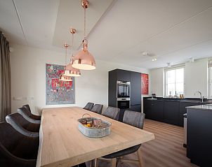 Esszimmer mit Holztisch im Ferienhaus Ganuenta, Colijnsplaat, Noord-Beveland, ideal fr gemtliche Abende.