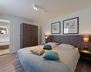 Komfortables Schlafzimmer im Ferienhaus Ganuenta, Colijnsplaat, Noord-Beveland mit eigenem Badezimmer.