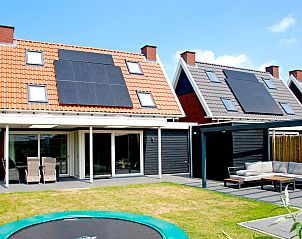 Hinterhof des Ferienhauses Ganuenta in Colijnsplaat, Noord-Beveland mit Trampolin und ausreichend Sitzgelegenheiten.