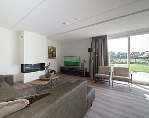 Gerumiges Wohnzimmer im Ferienhaus Ganuenta, Colijnsplaat, Noord-Beveland mit moderner Einrichtung und Gartenblick.