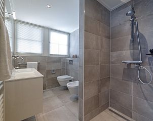 Modernes Badezimmer im Ferienhaus Ganuenta, Colijnsplaat, Noord-Beveland mit gerumiger Dusche und Toilette.