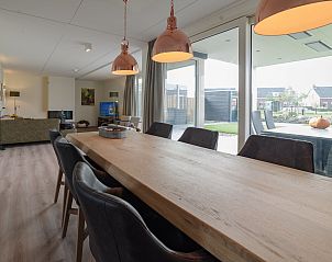 Essecke im Ferienhaus Ganuenta, Colijnsplaat, Noord-Beveland mit Gartenblick und moderner Beleuchtung.