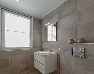 Stilvolles Badezimmer im Ferienhaus Ganuenta, Colijnsplaat, Noord-Beveland mit groem Spiegel und Waschbecken.