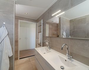 Gerumiges Badezimmer im Ferienhaus Ganuenta, Colijnsplaat, Noord-Beveland mit Doppelwaschbecken und modernen Annehmlichkeiten.