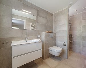 Luxurises Badezimmer im Ferienhaus Ganuenta, Colijnsplaat, Noord-Beveland mit moderner Dusche und Toilette.