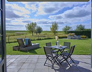 Geniet van het serene uitzicht op het terras van SeaLuxe Residence 27C, een vakantiehuis in Colijnsplaat, Noord-Beveland, Zeeland.