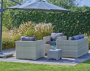 Geniet van de serene tuin van SeaLuxe Residence 27C in Colijnsplaat, Noord-Beveland. Ontspan op het terras van dit luxe vakantiehuis.