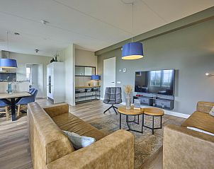 Stijlvolle woonkamer van SeaLuxe Residence 27C, een luxe vakantiehuis in Colijnsplaat, Noord-Beveland, Zeeland met modern interieur.