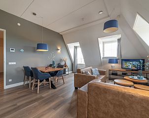 Ruime eetkamer in Appartement Ganuenta, Colijnsplaat, Noord-Beveland, met houten tafel en comfortabele zitplaatsen.