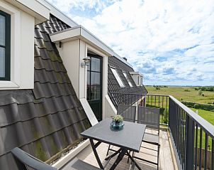 Balkon met uitzicht op de natuur bij Appartement Ganuenta, Colijnsplaat, Noord-Beveland, ideaal voor ontspanning.