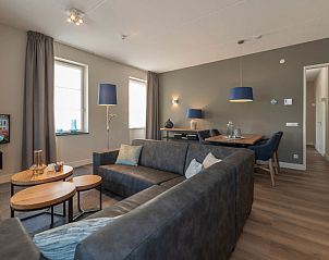 Gezellige zithoek in Appartement Ganuenta, Colijnsplaat, Noord-Beveland, met comfortabele banken en moderne decoratie.