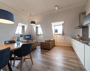 Ruime woonkamer en keuken in Appartement Ganuenta, Colijnsplaat, Noord-Beveland, met veel natuurlijk licht.