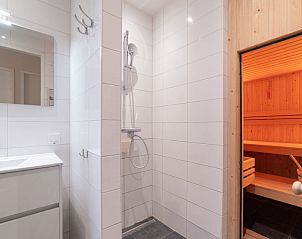 Luxe badkamer in Appartement Ganuenta, Colijnsplaat, Noord-Beveland, met moderne douche en sauna.