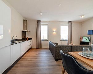 Lichte woonkamer in Appartement Ganuenta, Colijnsplaat, Noord-Beveland, met moderne meubels en veel ruimte.