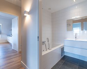 Moderne badkamer in Appartement Ganuenta, Colijnsplaat, Noord-Beveland, met ligbad en strakke afwerking.