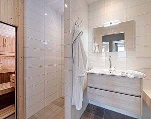 Luxe badkamer met sauna in Appartement Ganuenta, Colijnsplaat, Noord-Beveland, voor ultieme ontspanning.