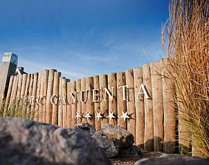 Ingang van Parc Ganuenta in Colijnsplaat, Noord-Beveland, met houten omheining en vijfsterrenbeoordeling.