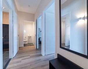 Heldere gang in Appartement Ganuenta, Colijnsplaat, Noord-Beveland, Zeeland.