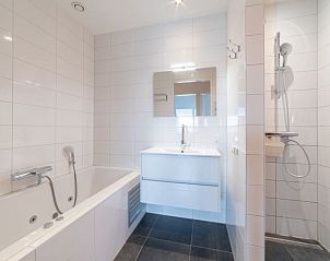 Luxe badkamer met bad in Appartement Ganuenta, Colijnsplaat, Noord-Beveland, Zeeland.