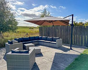 Ontspannen terras bij Dune Design 39 vakantiehuis in Colijnsplaat, Noord-Beveland, met uitzicht op de serene natuur van Zeeland.