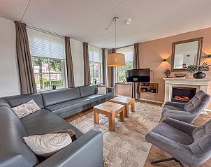 Stijlvolle woonkamer van Dune Design 39 vakantiehuis in Colijnsplaat, Noord-Beveland, met comfortabele zithoek en moderne inrichting.