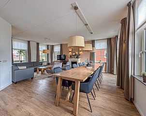 Stijlvolle woonkamer van vakantiehuis Dune Design 39 in Colijnsplaat, Noord-Beveland, Zeeland met ruime eethoek en gezellige zithoek.