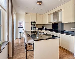 Moderne keuken van Dune Design 39 vakantiehuis in Colijnsplaat, Noord-Beveland, Zeeland met luxe voorzieningen en ruim aanrecht.