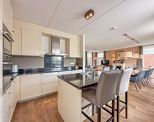 Moderne keuken en eetruimte in Dune Design 39 vakantiehuis, Colijnsplaat, Noord-Beveland, Zeeland. Gezellige sfeer en luxe inrichting.